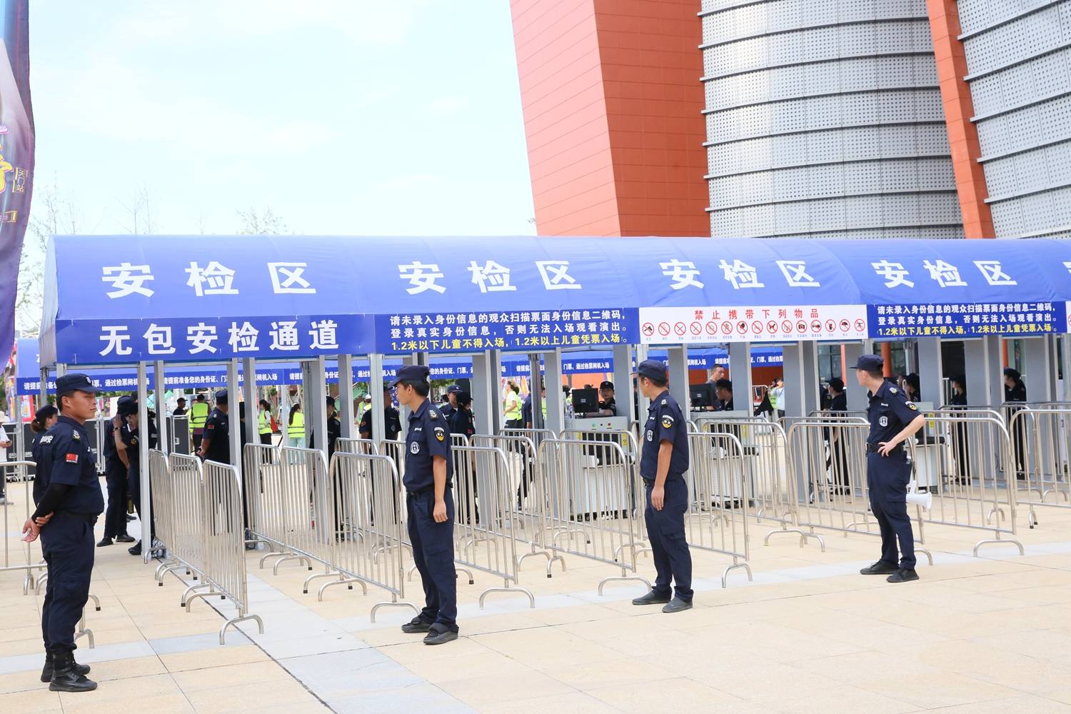 包含劲爆现场！观众热情助威全情投入的词条