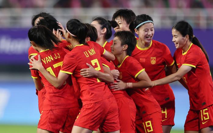 中国女足球员积极备战，为比赛做好各方面准备的简单介绍